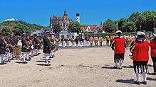 Die hohenzollerischen Garden und Wehren treten zum Appell an.