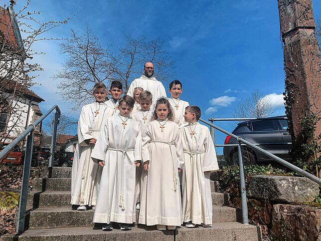 Erstkommunion in Unterkirnach: Lia-Emilia Bähr, Leonie Beha, Benjamin Hirt, Marlon Kistenfeger, Lio Schweiger, Marco Timpanaro, Luis ...