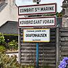 Mit Schildern: Grafenhausen ist seit 1973 mit der französischen Gemeinde Combrit in der Bretagne verschwistert. Die Aufnahme entstand im ...