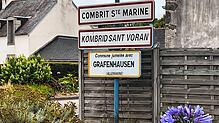 Mit Schildern: Grafenhausen ist seit 1973 mit der französischen Gemeinde Combrit in der Bretagne verschwistert. Die Aufnahme entstand im ...