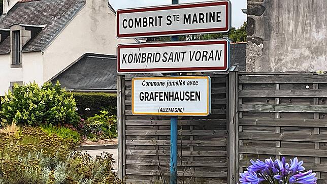 Mit Schildern: Grafenhausen ist seit 1973 mit der französischen Gemeinde Combrit in der Bretagne verschwistert. Die Aufnahme entstand im ...