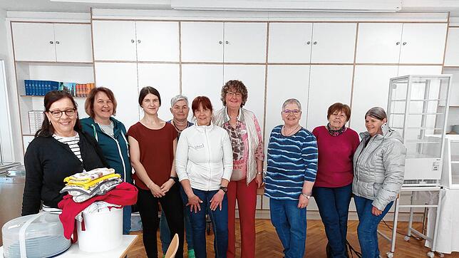 Offen und entgegenkommend nimmt das Vesperkirchen-Team die SÜDKURIER-Mitarbeiterin Sandra Häusler als Aushilfe in ihren Reihen auf. ...