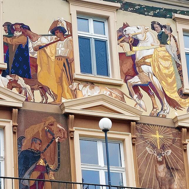 Dieses Fresko an der Fassade der Villa Prym zeigt eine Jagdszene. Auf dem Pferd rechts sitzen die Tochter des späteren Besitzers Gustav ...