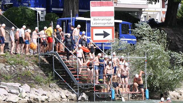 Ab ins Wasser: Das nächste Zweibrückenschwimmen findet bei guten Wetter- und Wasserverhältnissen am Samstag, 11. August, statt. Bild: Archiv