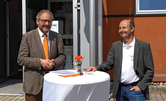 Stadtbaumeister Matthias Distler (links) und Stadtwerke-Leiter Peter Sartena machen sich für die energiewende stark: „Der Standort ...