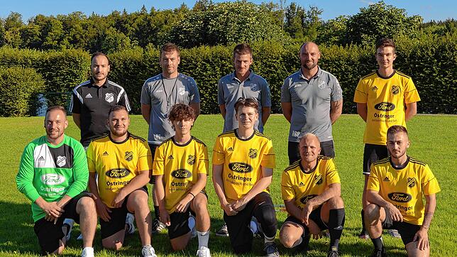 Zuwachs: Der SV Schwörstadt freut sich über neue Spieler. Hinten von links: Alexander Burkart (Vorstand Sport), Ralf Stobbe (Betreuer), ...