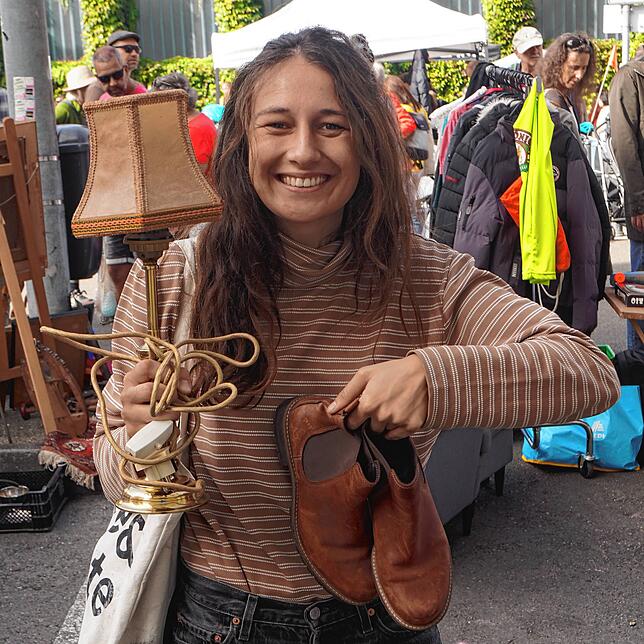 Lara Dix hat auf dem Altstadtflohmarkt beim Verkaufsoffenen Sonntag eine Tischlampe und Schuhe ergattert.
