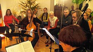 Zum 300.¦Geburtstag des Görwihler Pfarrhauses spielten im dortigen Wohnzimmer des Pfarrers das Delios-Gambenconsort Stuttgart und ...