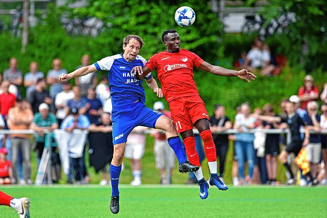 Bild 10: Der FC Radolfzell gewinnt gegen den FC Pfaffenweiler klar mit 5:0 – und wir haben die Fotos!