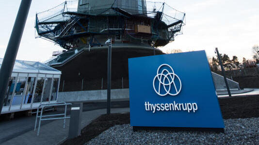 Der 246 Meter hohe Testturm von Thyssenkrupp in Rottweil. Die Firma will dort mit rund 30 Experten neuartige Aufzüge testen und ...