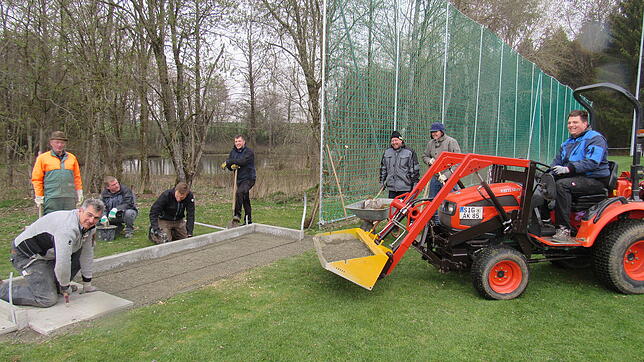Viel Engagement zeigen die Vereinsmitglieder des SV Rengetsweiler beim Sportplatzbau (von links): Bernd Müller, Josef Münzer, Peter ...
