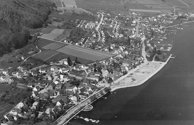 April 1975: Hier ist der neu aufgeschüttete Uferpark deutlich zu sehen.