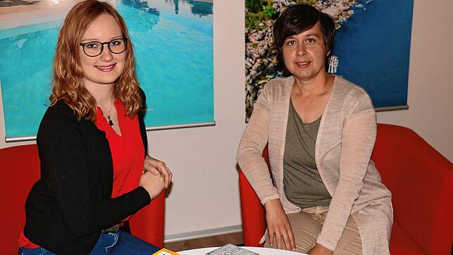 Auch wenn gerade wenig gebucht wird: Im Sessel sitzen können Laura Winterhalter und Simone Keller im Reisebüro Donaueschinger Reisewelt ...