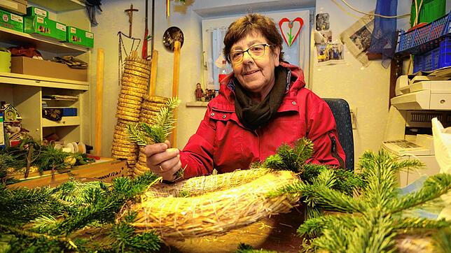 Ursel Weih verbringt in ihrer Werkstatt die Abende mit der Produktion von Adventskränzen.