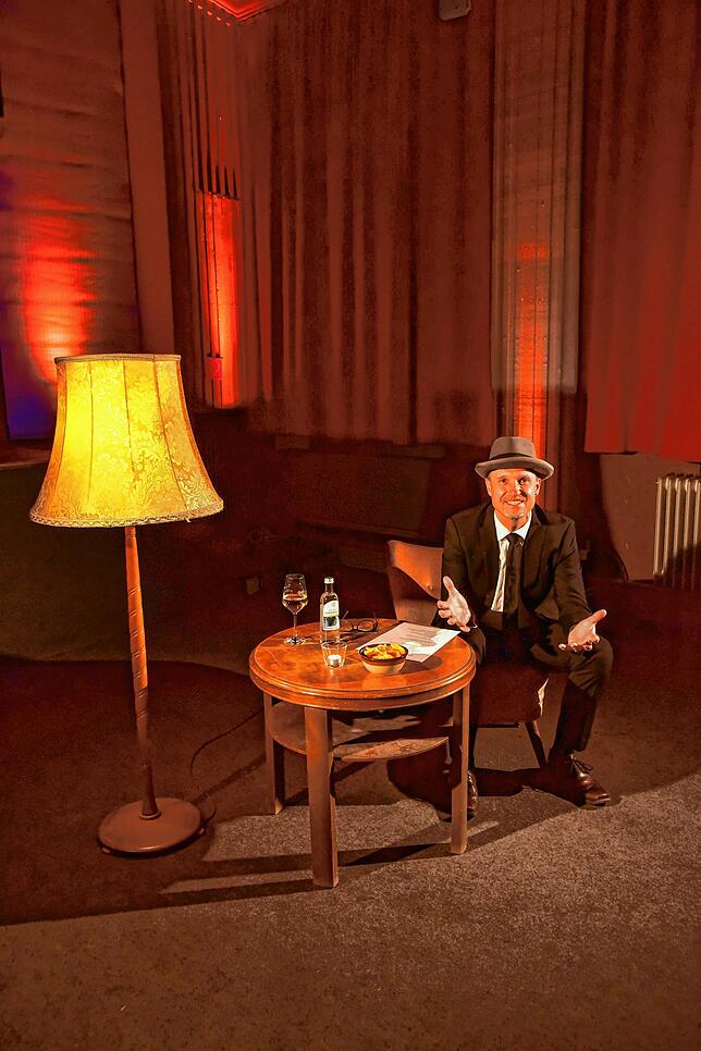 Helmar Scholz im aufgebauten Streaming-Studio im Theater. Er führt live durch den Showabend.