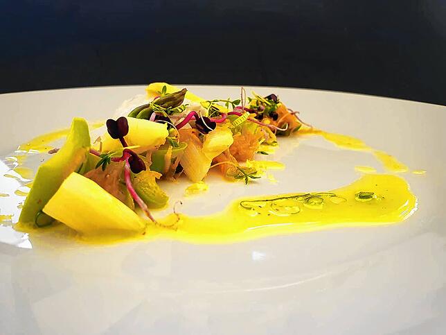 Spargelsalat mit fruchtigem Zitrusdressing, Rettich Sprossen und Burata.