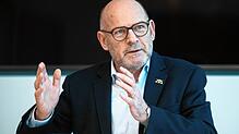 Verkehrsminister Winfried Hermann (Grüne) sagt, er setzt sich für den Bahnausbau ein. Zudem wünscht er sich eine verstärkte Kooperation ...
