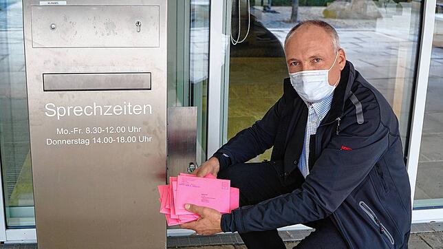 Georg Völlinger (stellvertretender Hauptamtsleiter) leert den Briefkasten des Tengener Rathauses nach der letzten Bundestagswahl ...