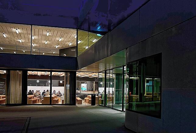 Studierende im Foyer des ZF-Campus im Fallenbrunnen.