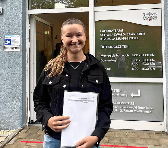 Julia Hirsch ist ein echter Autofan. Demnächst kann sie mit ihrem Wunschkennzeichen fahren.
