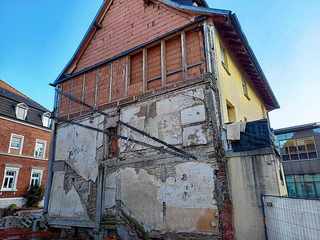 Das ist der Blick auf die beschädigte Nordwand des Eckhauses Hauptstraße 24. Sie war ursprünglich keine Außenwand, sondern eine ...