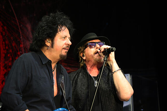 Toto-Sänger Joe Williams (rechts) und Gitarrist Steve Lukather begeisterten bei ihrem Salem Open Air 4300 Fans.