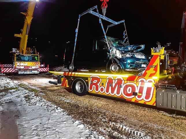 Bild 13: Bilder von der Bergung eines Autos aus der Stockacher Aach