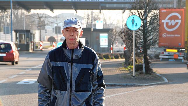 Werner Hesselmann (64) aus Murg-Oberhof steht beim Grenzübergang Stein-Bad Säckingen. Er hat seit Herbst 2015 ein Fahrverbot in der Schweiz.