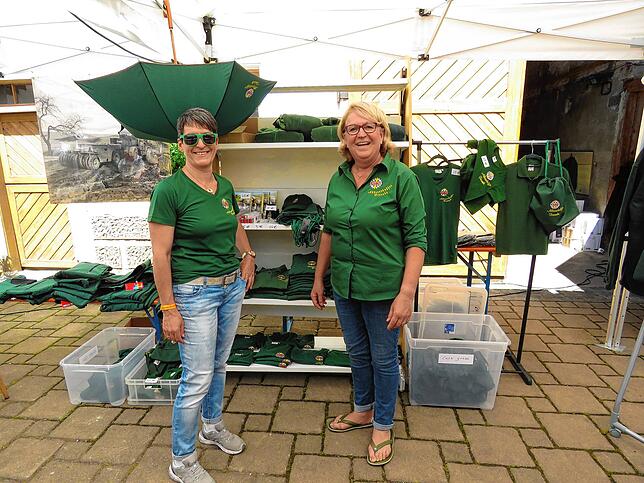 Der Fanshop beim Kramertreffen darf nicht fehlen: Bianca Weber (links) und Eva Huber haben für jeden Fanwunsch etwas.