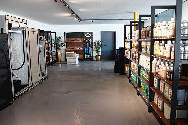 Auf den ersten Blick wirkt der Growshop wie ein Laden für Gärtnereibedarf, allerdings der anderen Art.