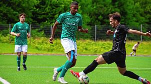 Matchwinner: Akeem Gerspacher (Mitte, gegen Felix Schneiderberger) erzielte den Siegtreffer für den FC Zell im Spitzenspiel gegen ...