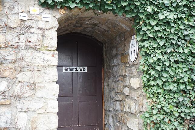 Das öffentliche WC an der Schlossgarage Tiengen: Von außen schön von innen hässlich.
