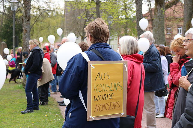 Ein Protestschild aus der Menschenkette auf dem Zinzendorfplatz.