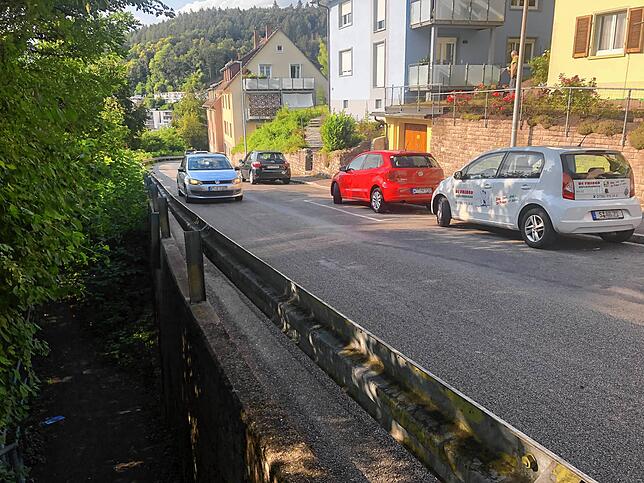 Nicht immer gibt es wie auf diesem Foto so große Lücken zwischen den geparkten Autos in der Kalvarienbergstraße, dass man ...
