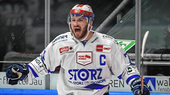 Wild Wings-Kapitän Travis Turnbull jubelt über sein Tor zur 2:1-Führung der Schwenninger in Augsburg. Es war zugleich der 100. ...
