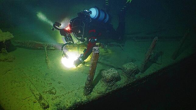 Ein Taucher am Wrack der Jura. Überall im See und in allen erdenklichen Tiefen befinden sich Hunderte von untergegangenen Wasserfahrzeugen.