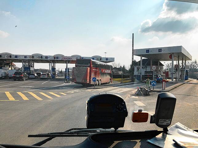 Der Grenzübergang Záhony aus Fahrtrichtung Ukraine bei der Rückfahrt. Eines ist deutlich zu erkennen: Einreisen will fast keiner. ...