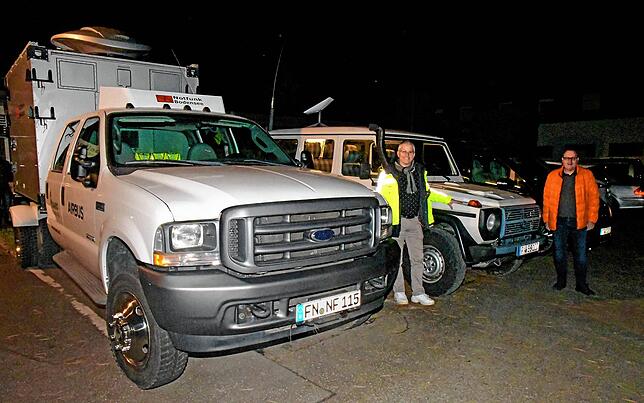 Allrad-Ford „Krümel“ und Mercedes G sind aufgerüstet und einsatzbereit: Harry Kurrle (links) und Robert Traussnig mit ihren ...