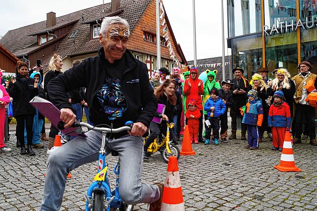 Bild 15: So bunt war der Rathaussturm in Frickingen