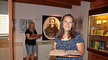 Elisabeth Hafner steht in der Gedenkstätte von Abraham a Sancta Clara in Kreenheinstetten, in der die wichtigsten Lebensstationen des ...