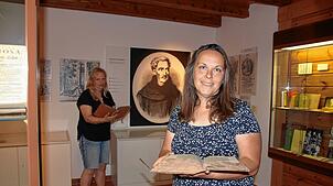 Elisabeth Hafner steht in der Gedenkstätte von Abraham a Sancta Clara in Kreenheinstetten, in der die wichtigsten Lebensstationen des ...