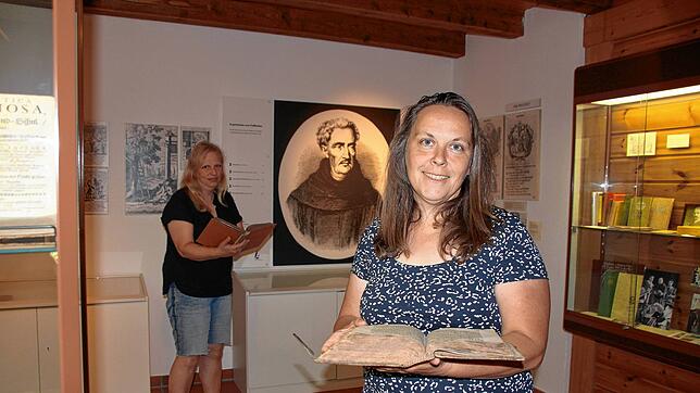 Elisabeth Hafner steht in der Gedenkstätte von Abraham a Sancta Clara in Kreenheinstetten, in der die wichtigsten Lebensstationen des ...