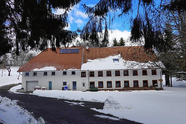Die Familie hat den stattlichen Gasthof erworben und mit dem Ziel des größtmöglichen Erhalts der ursprünglichen Bausubstanz aufwendig ...