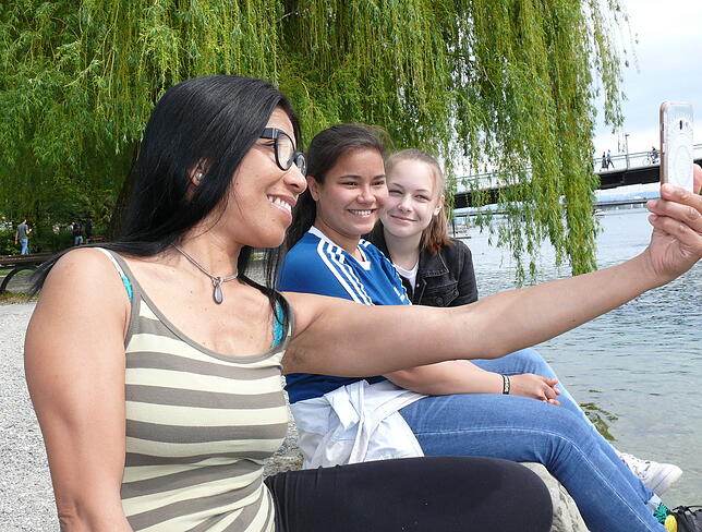 Amalina Sinaga (links) mit Tochter Leonie Reuther und ihrer Freundin Lena Beyer