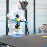 Mit der Sprühtechnik können plane Flächen rasch desinfiziert werden.