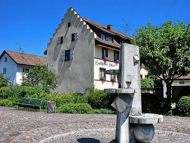 Brunnen in Oberlauchringen vor dem Gasthaus &bdquo;Der Adler&ldquo;.