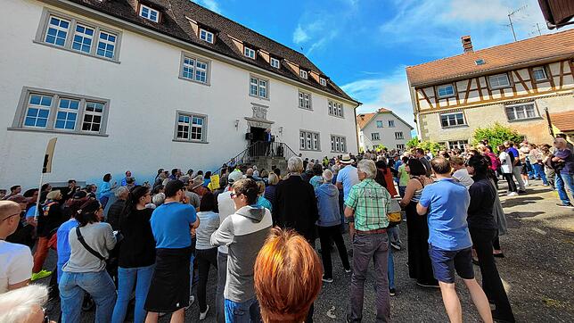 Über 300 Menschen fanden sich vor dem Öhninger Rathaus ein, um ein Zeichen für Demokratie zu setzen.