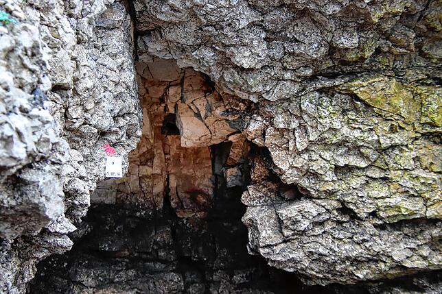 An der hellen Stelle in der Höhlendecke sieht man die Stelle bis wohin die Höhle mit Sediment gefüllt war.