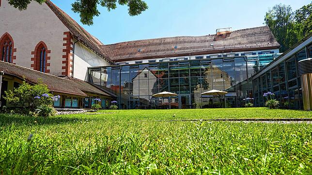 Im begrünten Innenhof des Museums gehen die Kinder auf Ostereiersuche. Fotos: Museum