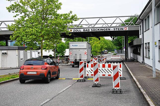 Alles läuft wie immer am Grenzübergang Stein – Bad Säckingen: Ohne sichtbare Kontrolle können die Fahrzeuge um 7.30 Uhr die Grenze ...